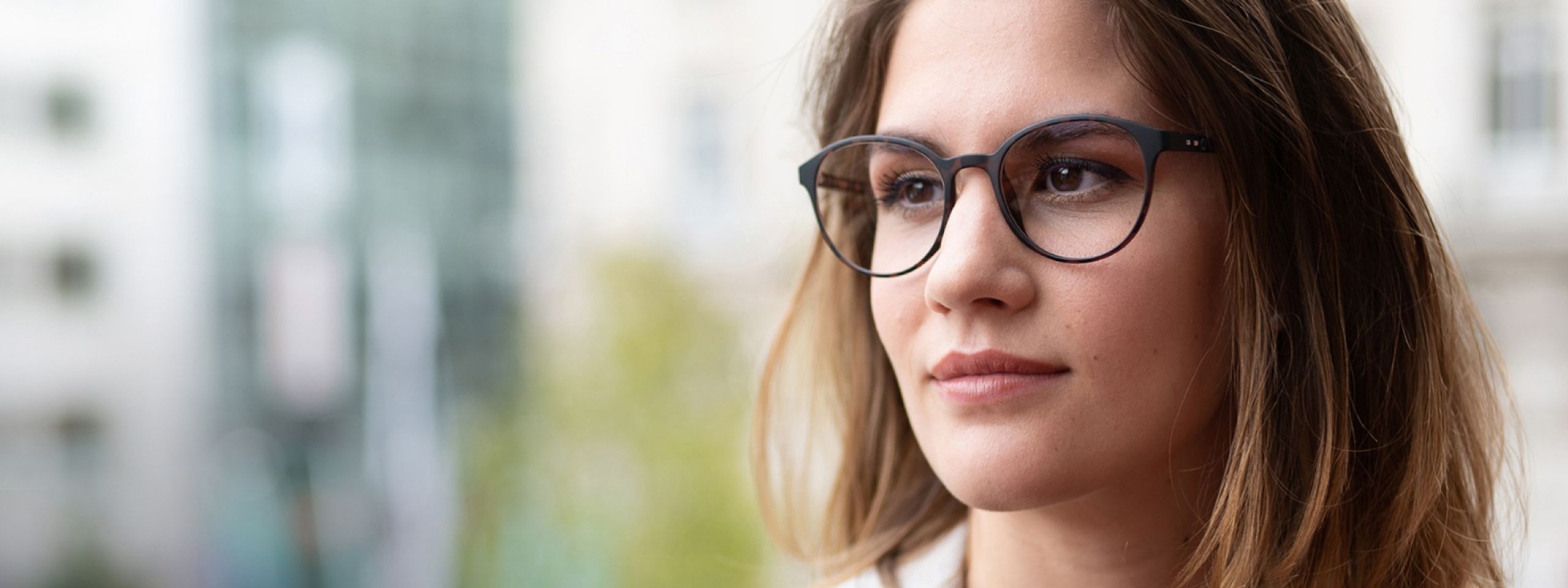 Dame mittleren Alters mit Gleitsichtbrille