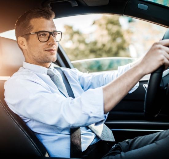 Mann mit Brille im Auto.
