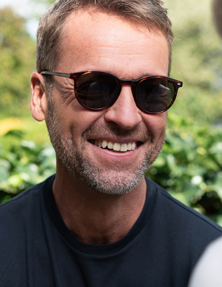 Mann mit Sonnenbrille.