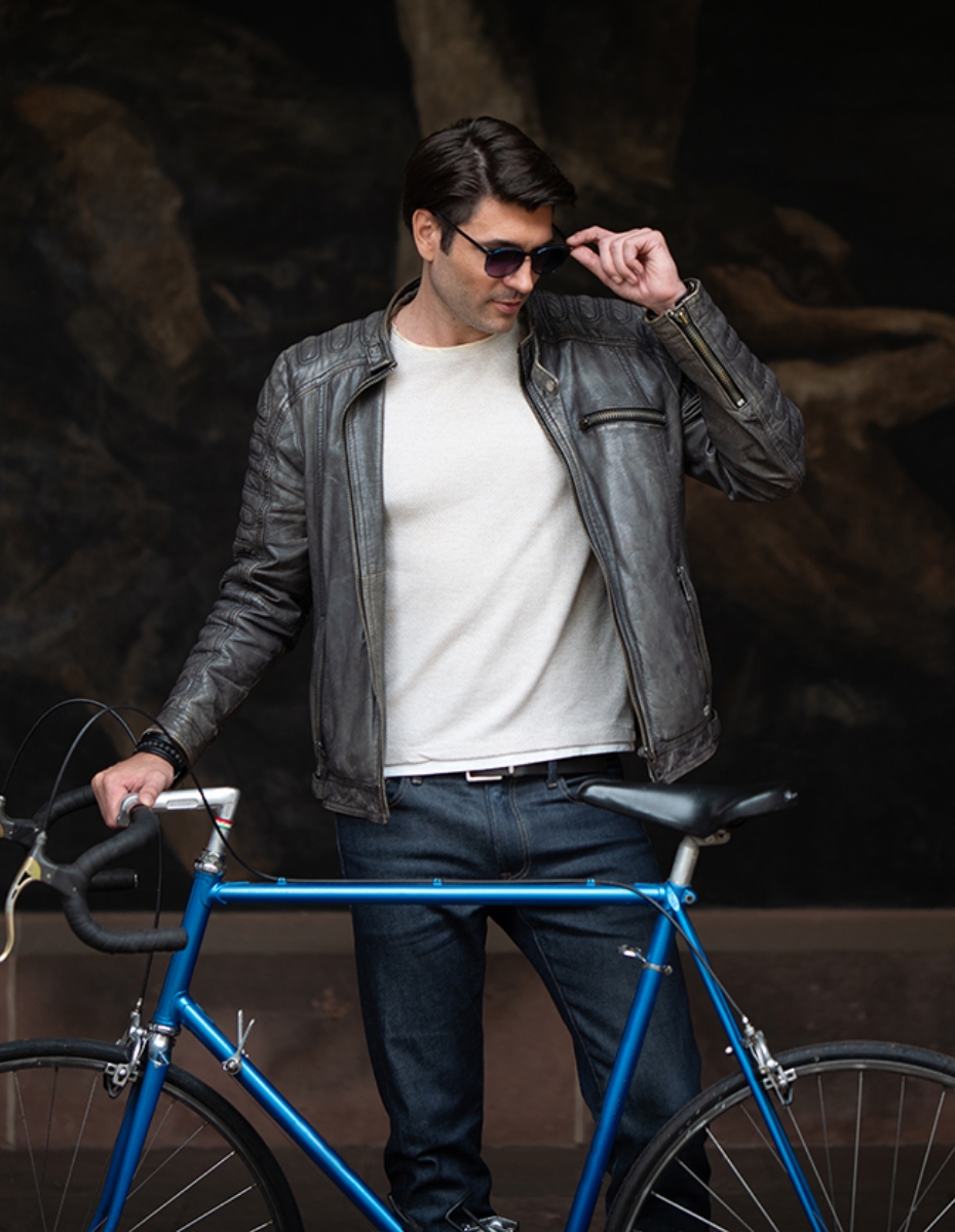 Mann mit Lederjacke und Sonnenbrille.